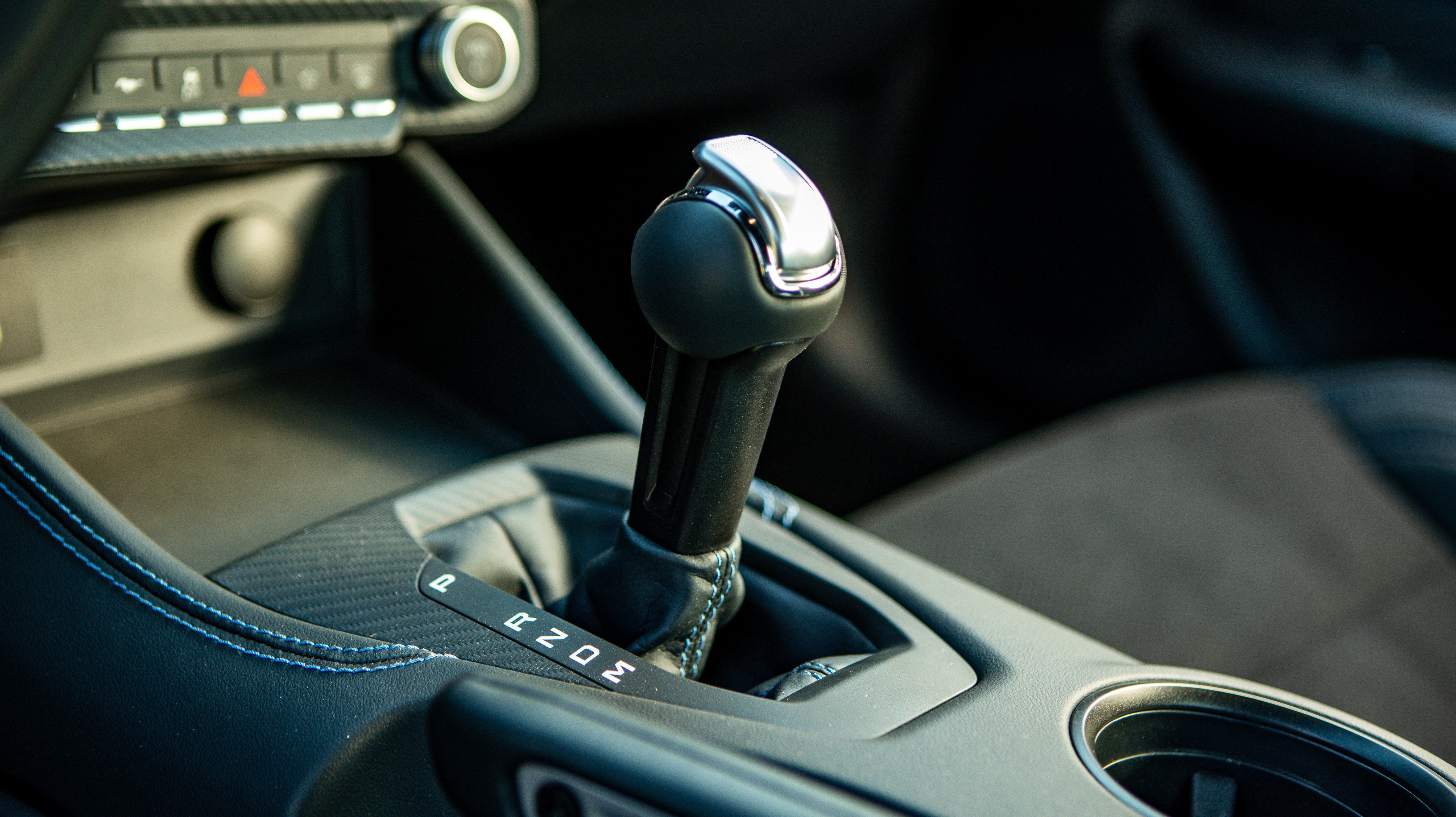 Transmissão AT de 10 velocidades e trocas no volante (paddle shifters)