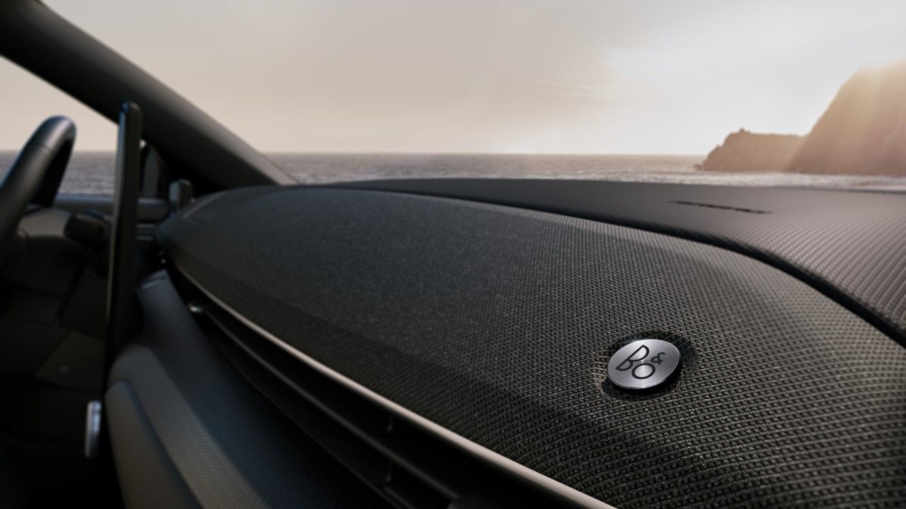 Sistema de som B&O com 9 falantes e 1 subwoofer