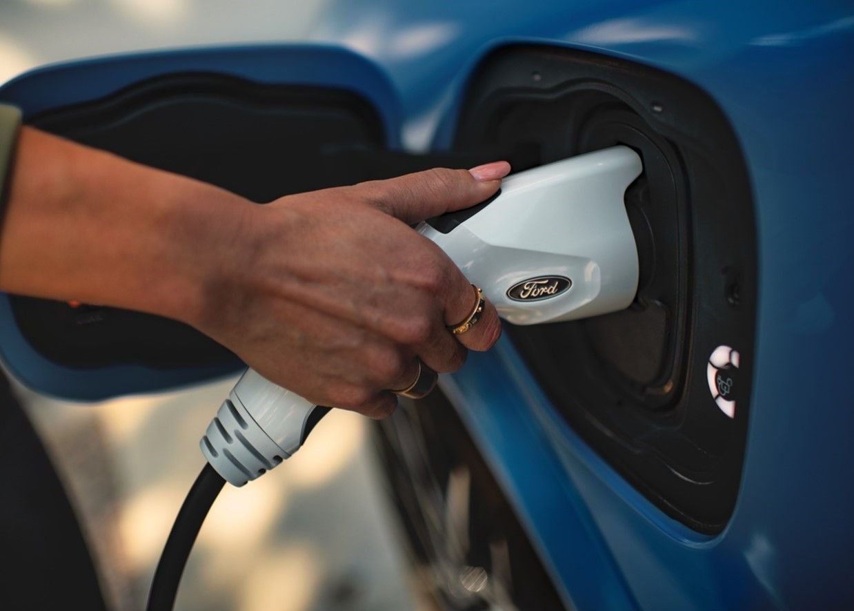 Como conectar e desconectar o carregador do Mach E