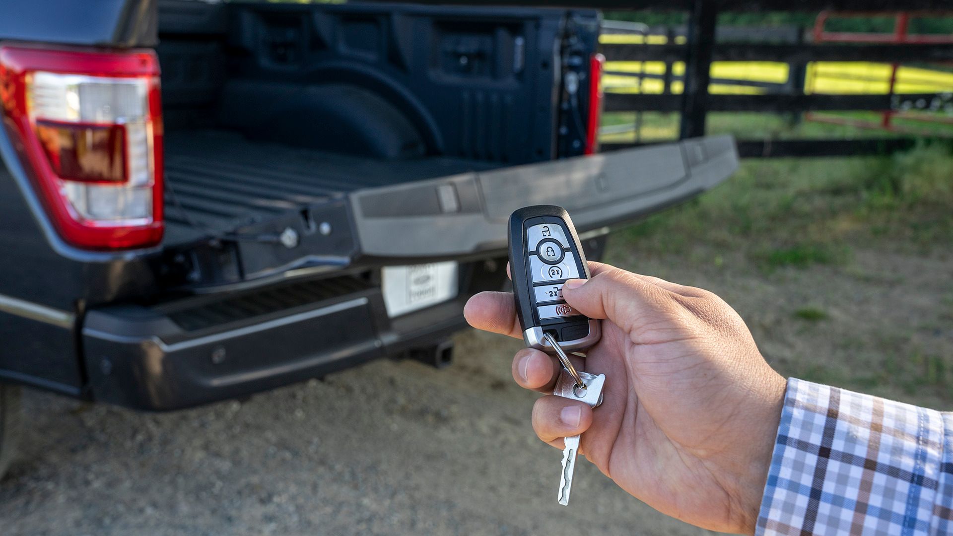 Acionamento elétrico da tampa da caçamba com escada de acesso